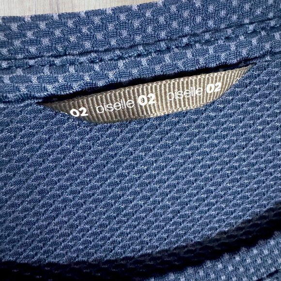 Oiselle Graphic Long Sleeve Running Top Crest Logo Blue Wicking XS (2) - Picture 3 of 3